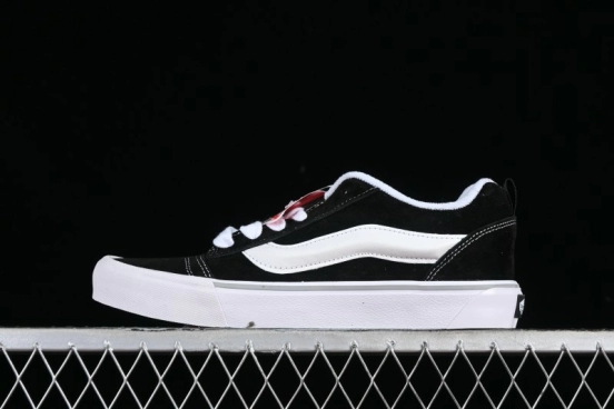 Vans Classics Knu Skool Retro Sneakers in Black & White - VN0AUAK375