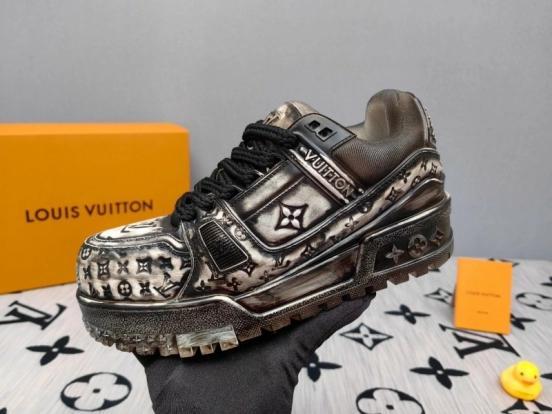 2025 Unisex Louis Vuitton Black White Leather Trainers KFY00510